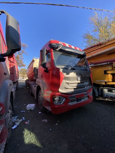 мини бульдозер: Продаю Хово тигач с прицепом 
год прицепа 2025
год Хово 2020