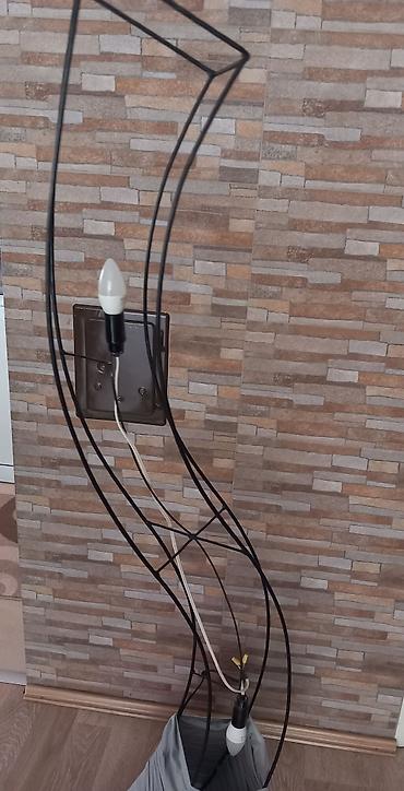 ljubicaste stvari: Podna lampa visine 154cm,metalna konstrukcija,2 lampe,drveni — 2