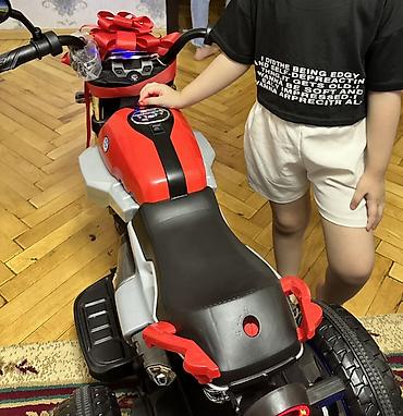 Uşaq üçün elektrik maşınları: Uşaq elektrikli üçtəkərli motosiklet - Rəng: qırmızı-qara - Güclü ön — 2