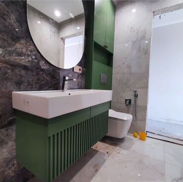 Duş kabinaları, arakəsmələr: Yaşıl rəngdə olan bu müasir dizaynlı hamam dəsti oval formalı güzgü