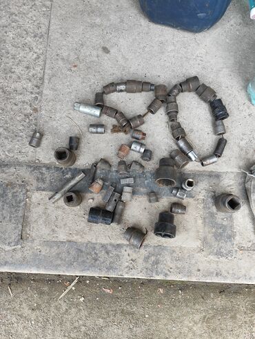 Наборы инструментов: Инструменты советские - молотки по 200 сом; ножницы по металлу большие — 14