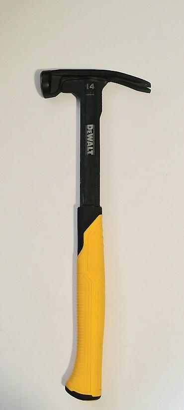 sajla: Potpuno nov čekić poznatog brenda DeWALT 14 oz (oko 400 g) težina — 2