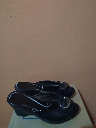 Продавцы-консультанты: Эти все женские обуви восемь пар за 5000 сом все в хорошем состоянии — 2