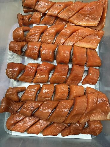 Форель: Аппетитная копченая рыба, разделанная на порционные куски — 5