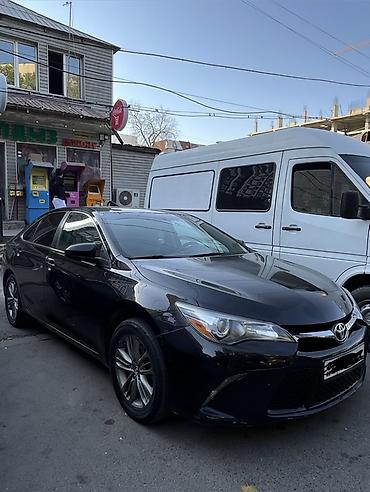 камри сидения: Toyota Camry SE, черный седан бизнес‑класса. Кузов и экстерьер: - — 1
