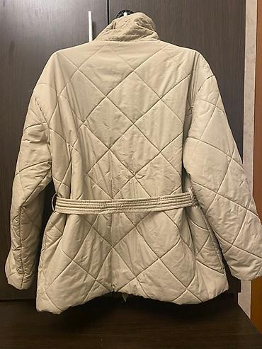 pull bear: Легкая стеганая куртка бежевого цвета с поясом. Куртка имеет — 2