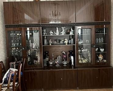 servant dolabı: Klassik qonaq otağı üçün iri ölçülü vitrin-divan mebel dəsti. - — 1