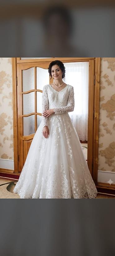 geyimlər donlar: Gəlinlik – klassik A-line/prinsessa kəsimi, uzun ətəkli və quyruqlu — 2