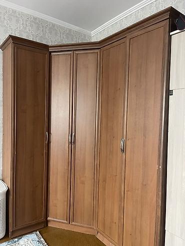 Угловой платяной шкаф-купе (распашные двери) из ЛДСП под древесину