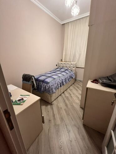 Uzunmüddətli kirayə mənzillər: 4 otag - Zal: Geniş və işıqlı otaq, kristal lüstrlü asma tavan — 3