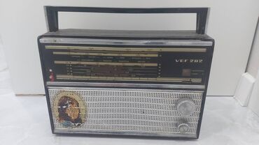 Əntiq vazalar: Sovet istehsalı radio (Model: VEF202). Məkanın retro dizaynı üçün