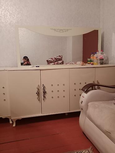 yazı masa: Klassik üslubda krem rəngli mebel dəsti Tərkibi: - Qonaq otağı üçün — 2