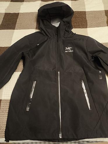 Куртки: Куртка Arc’teryx с капюшоном, чёрного цвета, размер примерно XL — 1