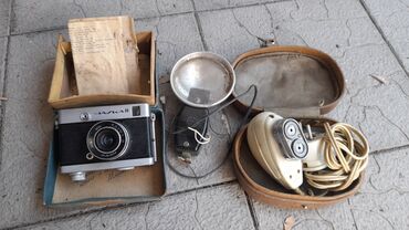 старые фотоаппараты: Продаю старые фотоаппарат со вспышкой и электробритву. Может кому