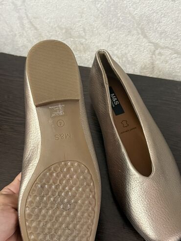 балетки джинсовые: Золотистые балетки M&S Collection из натуральной кожи, выполненные