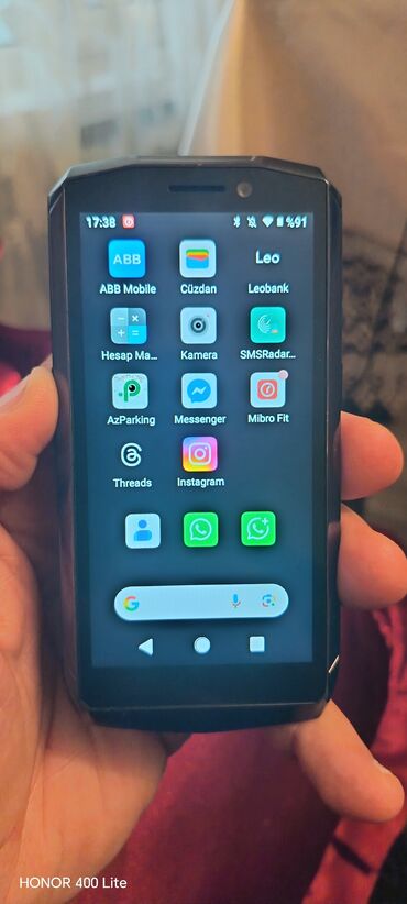 Smartfon, qara rəngdə, arxa tərəfində naxışlı dizaynı ilə seçilir