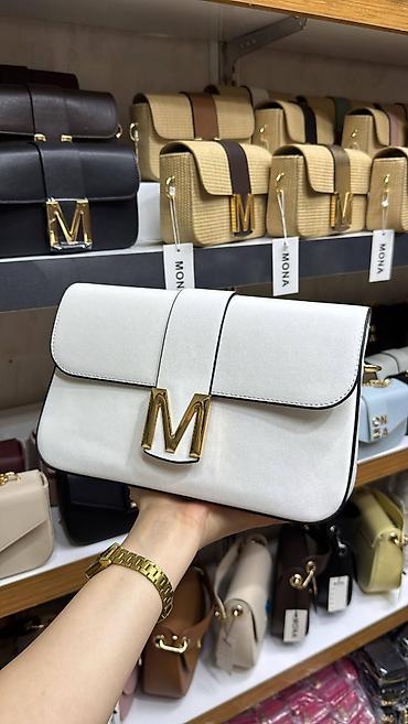 Torbe: Ženska torba MONA – elegantna crossbody/ramena torba sa zlatnim “M” — 13