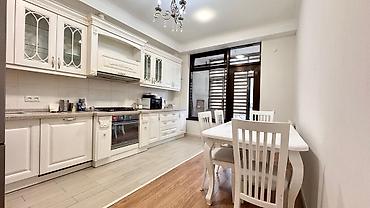center: For rent spacious 3 bedroom apartment at Toktogul 140 / Togolok Moldo — 8
