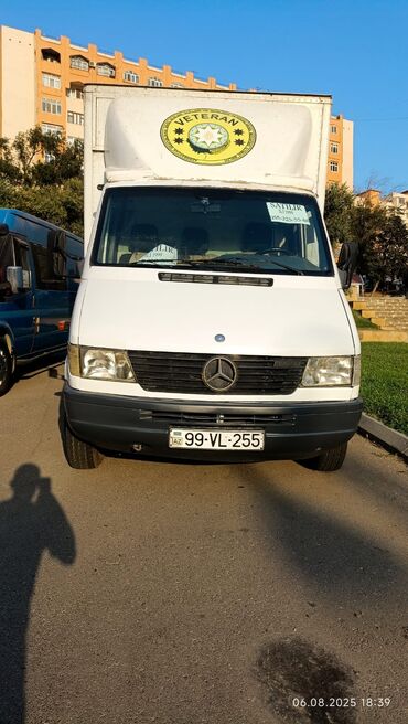 Yük nəqliyyat vasitələri: Ağ rəngli Mercedes-Benz Saprinter yük furqonu. Bu furqon geniş yük
