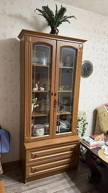 гкафы: Витрина/серванта из ЛДСП под дуб с остеклёнными дверцами. - — 2