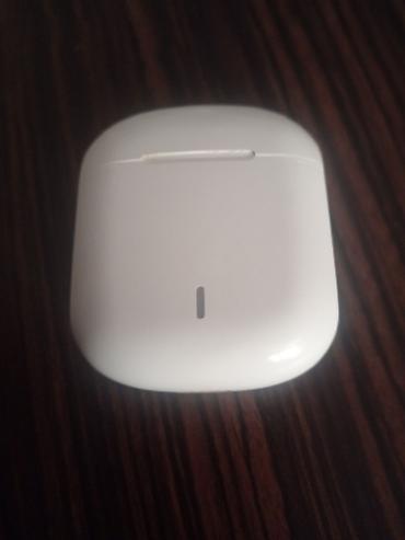 bluetooth magnetic card reader: Bluetooth simsiz qulaqlıq dəsti - Kompakt şarj qabı ilə gəlir; ön — 1