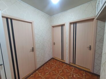 Darvazalar və aksesuarlar: Üçlü qara şaquli zolaqlı, açıq rəngli taxtadan hazırlanmış daxili