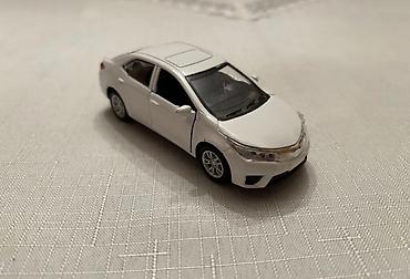 nerf satisi: Ağ rəngli sedan tipli metal oyuncaq avtomobil modeli - Realistik — 1