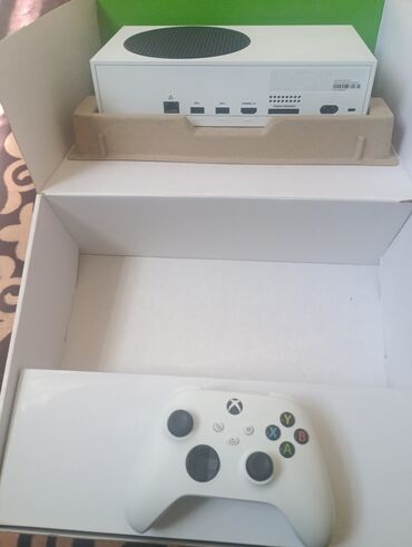 телефон на запчасти: Игровая консоль Xbox Series S в белом корпусе. Компактная и мощная