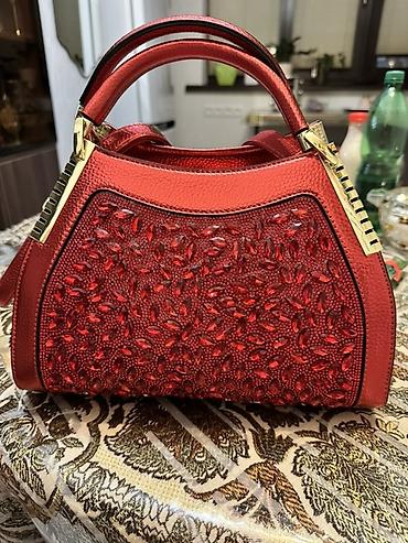 marc jacobs: Женская сумка в насыщенном красном цвете с декоративной передней — 1