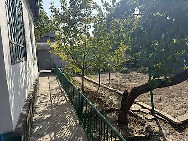 Продажа коттеджей и домов: Срочно продается участок с домом. Угловой участок вход с двух улиц at lalafo.kg — 1 Продажа коттеджей и домов: Срочно продается участок с домом. Угловой участок вход с двух улиц — 1