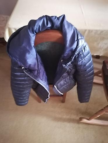 jagger monton: Tamnoplava ženska jakna sa kapuljačom - Model: lagana, prošivena — 2