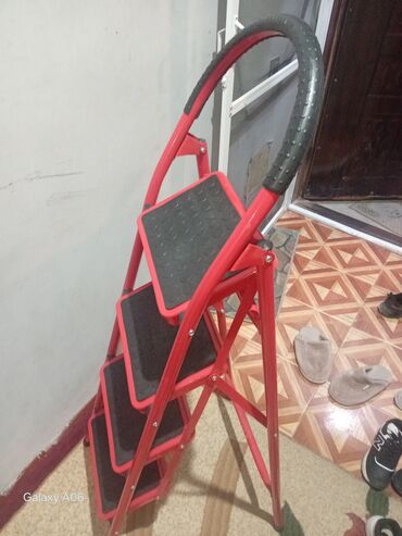 Nərdivanlar: Qırmızı rəngdə qatlanan 4 pilləli ev nərdivanı.Sifariş götürülür — 9