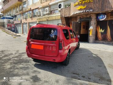 Dacia: Qırmızı rəngdə, geniş daxili hissəsi ilə həm sərnişin, həm də yük
