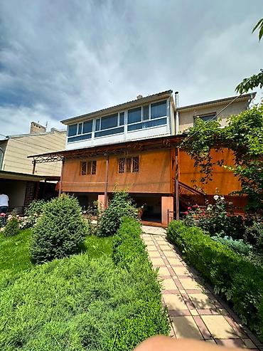 Продажа коттеджей и домов: 🏡 Продается просторный дом в престижном районе Кок-Жар 📍 Локация — 1