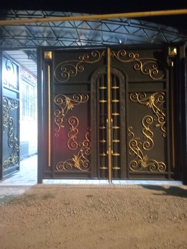 Откатные ворота: Элегантные кованые ворота черного цвета с изящными золотистыми — 3