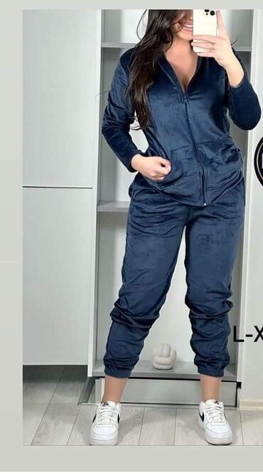 Gornji i donji deo: Plisane trenerke,vece velicine.
2.700
L,XL,2XL,3XL — 13