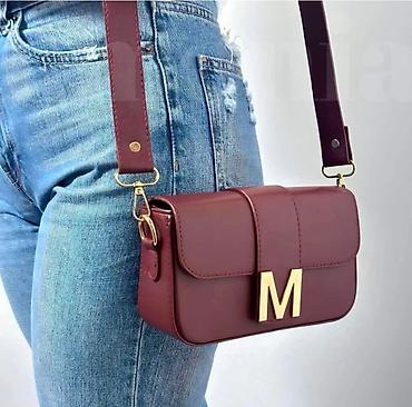 Modni rančevi: Ženska crossbody torba sa metalnim slovom “M” - Kompaktna torbica — 6