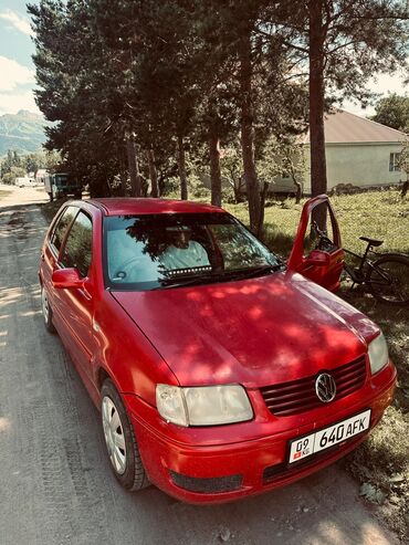 купить прицеп самосвальный для камаза бу: Красный хэтчбек Volkswagen Polo с четырьмя дверями, идеально