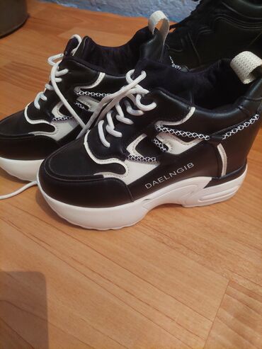 женские классические туфли на танкетке: Qadın/ – “DAELNGIB” yazılı ayaqqabı - Rəng: qara-ağ - Model: qalın