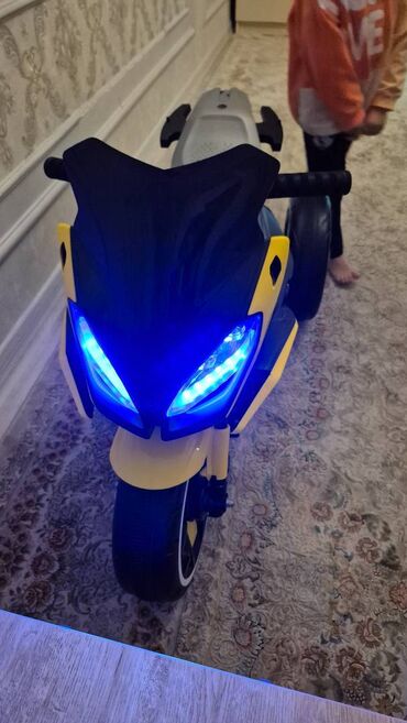 Ideal veziyyetde usaq motosikleti.evde surulub.isigi yanir.mahni