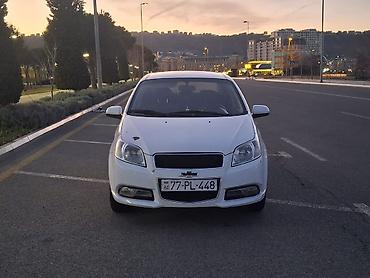 teker satsi: Chevrolet Aveo sedan – ağ rəng, 4 qapı, 5 yerlik şəhər avtomobili — 2