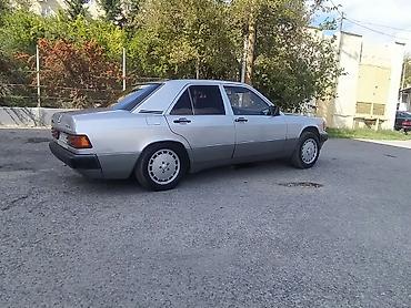 bmw kohnə model: Mercedes-Benz 190E (W201) sedan təqdim olunur. Avtomobil klassik — 6