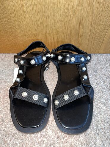 Туфли: Zara чёрные босоножки, новые. размер: 38 и 39. Деми серые сапоги