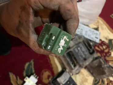 Maqnitofonlar: Bosch avtomobil maqnitofonu (head unit) üçün əsas blok və metal montaj — 20