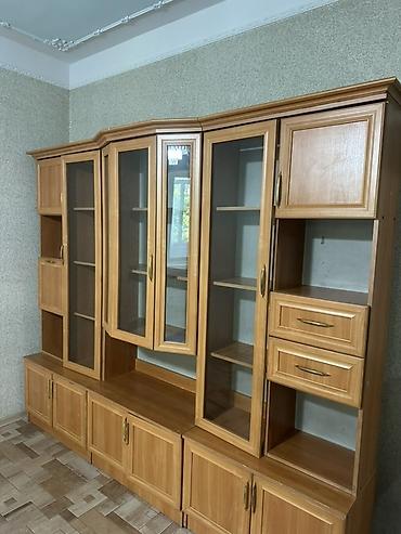 study table: Стенка-гостиная из ЛДСП в тёплом оттенке дуба с витринами — 2