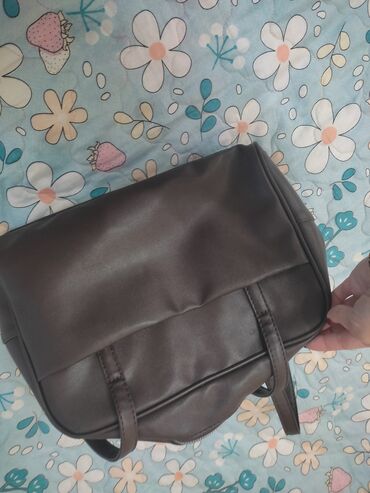 чехол для документов: Сумка через плечо из гладкой эко-кожи темно-коричневого цвета. Дизайн