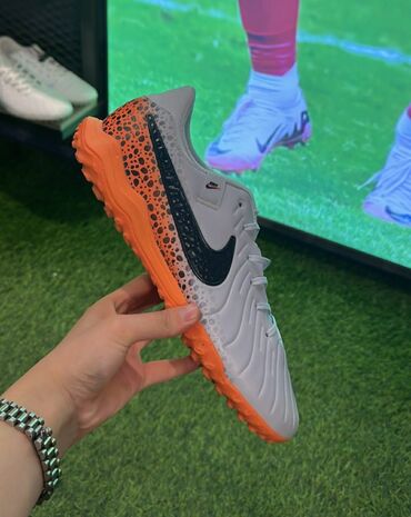 заказать футбольную форму со своей фамилией и номером: Nike tiempo 39размер 
один раз носил мне маломерит
