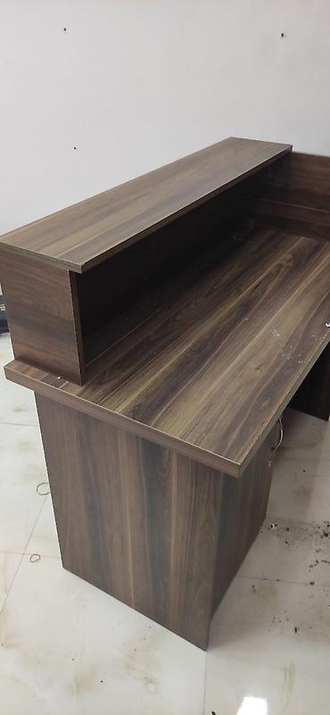 qoz: Ofis resepsiyon/iş masası – qəhvəyi ağac teksturalı MDF-laminate — 6