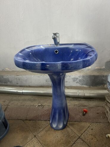 Cakuzi vannalar: Mavi rəngli, keramika materialından hazırlanmış bu əl-üz yuyan lavabo