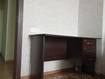 купить компьютерный стол бу: Kompüter masası, İşlənmiş, Açılan, Laminat, Dördbucaq masa